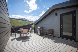 Outdoor dining - Fourth Street Crossing Whitewater Townhome: Upscale Silverthorne Getaway (Silverthorne)