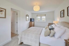 4 bedrooms, iron/ironing board, free WiFi, bed sheets