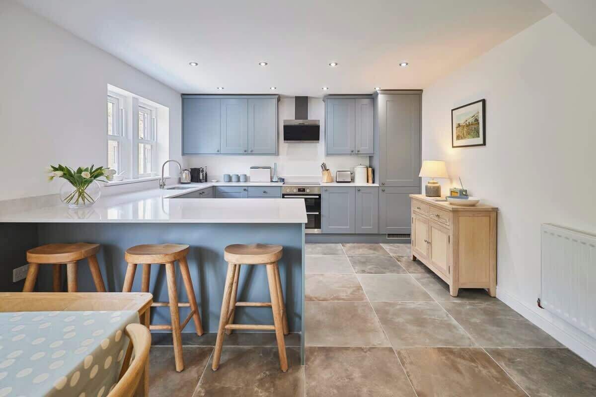 Kylskåp, mikrovågsugn, ugn och spishäll