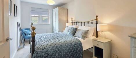 4 makuuhuonetta, silitysrauta/-lauta, ilmainen Wi-Fi, vuodevaatteet