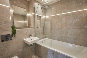 Baignoire, sèche-cheveux, serviettes fournies, shampoing