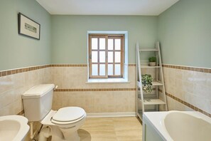 Badekar, hårføner, håndklær og sjampo