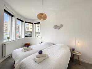 6 bedrooms, desk, travel cot, WiFi