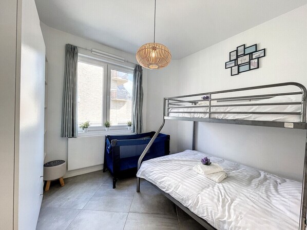 6 bedrooms, desk, travel cot, WiFi