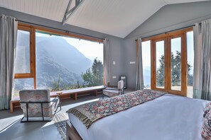 Soundproofing, free WiFi, bed sheets - Seclude Pangot Perch (Nainital)