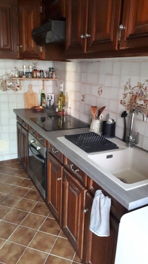 Kühlschrank, Ofen, Herdplatte, Wasserkocher mit Kaffee-/Teezubehör