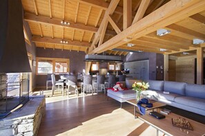 Fireplace - Chalet, 300m from ski slopes, hammam, balcony, fireplace or stove, parking, tv, 271m², Les 2 Alpes (Les Deux Alpes)