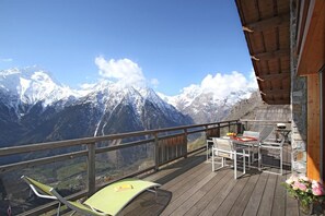 Outdoor dining - Chalet, 300m from ski slopes, hammam, balcony, fireplace or stove, parking, tv, 271m², Les 2 Alpes (Les Deux Alpes)