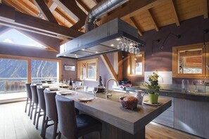 Dining - Chalet, 300m from ski slopes, hammam, balcony, fireplace or stove, parking, tv, 271m², Les 2 Alpes (Les Deux Alpes)