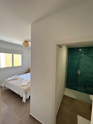 2 habitaciones, tabla de planchar con plancha y cuna de viaje 