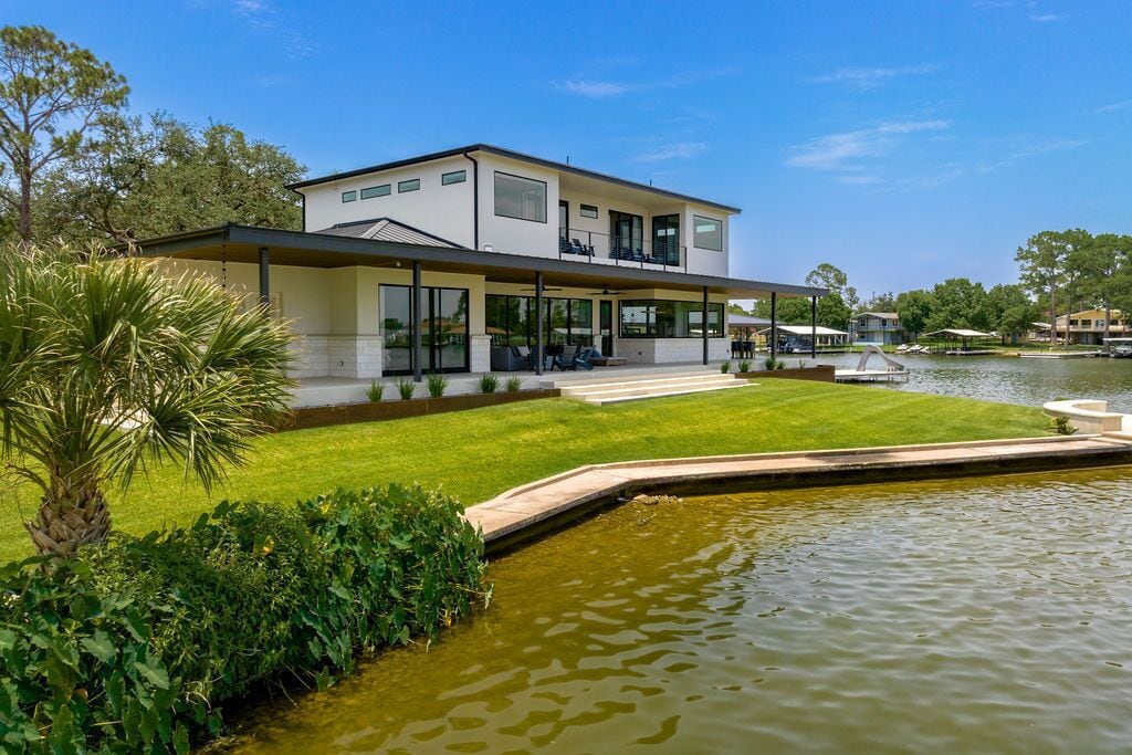 *New* - Lakefront w/ Dock & Private Suites