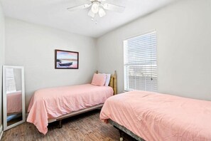 2 bedrooms, desk, iron/ironing board, free WiFi