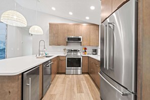 Refrigerador, microondas, horno, placa de cocina