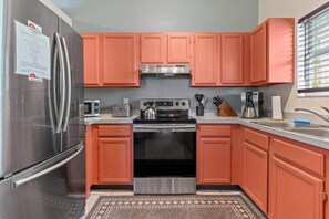 冷蔵庫、電子レンジ、オーブン、コンロ