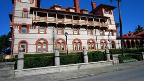 Un grand bâtiment historique doté de nombreux balcons et de fenêtres en arc de cercle.