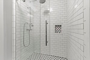 Dusche, Haartrockner, Handtücher, Shampoo