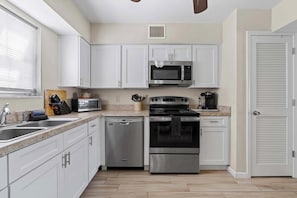 Réfrigérateur, micro-ondes, four, plaque de cuisson