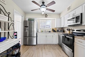 Fridge, microwave, oven, stovetop - Family Condo, Beach, Pool & BBQ in St. Augustine (St. Augustine)