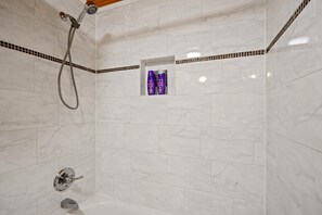 Badekar, hårføner og håndklær