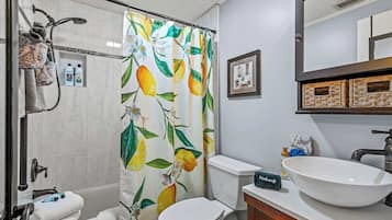 Baignoire, sĂšche-cheveux, serviettes fournies, shampoing