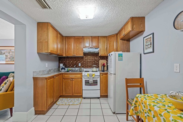 Køleskab, mikrobølgeovn, ovn, kogeplade