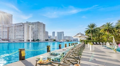 Infinity View |Balcony + Pool + Gym & Near Beach