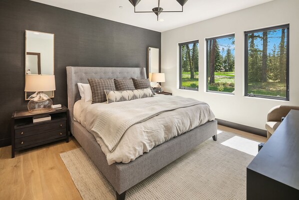 6 bedrooms, desk, iron/ironing board, travel cot