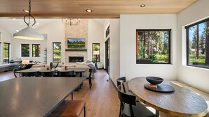 Una cocina moderna con una isla grande, comedor y chimenea.