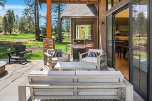 Outdoor dining - Beautiful and Luxurious! 6BR Golf Course Retreat*Game Room*Hot Tub (Cle Elum)