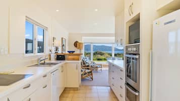 Kühlschrank, Mikrowelle, Geschirrspüler, Toaster