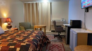 Desk, free WiFi, bed sheets - Lake Country Inn  (Trinity)