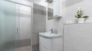 Ducha, secador de pelo y toallas