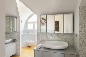 Regadera, secadora de cabello, bidet, toallas 