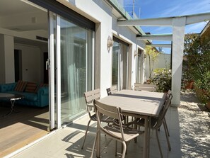 تناول الطعام بالخارج