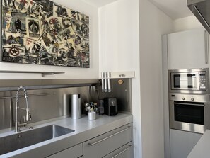 Réfrigérateur, micro-ondes, four, plaque de cuisson