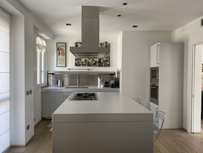 ثلاجة، ميكروويف، فرن، موقد طهي مسطح