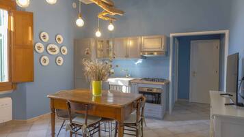 Réfrigérateur, micro-ondes, plaque de cuisson, lave-vaisselle