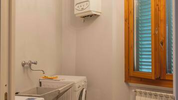 Douche, sĂšche-cheveux, bidet, serviettes fournies