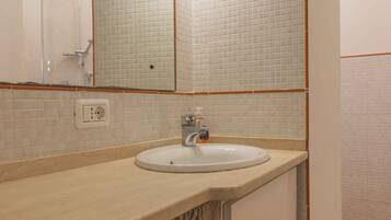 Doccia, asciugacapelli, bidet, asciugamani