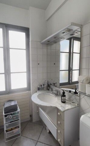 Haartrockner, Handtücher, Seife, Shampoo