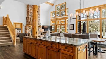 House, 4 Bedrooms | Private kitchen