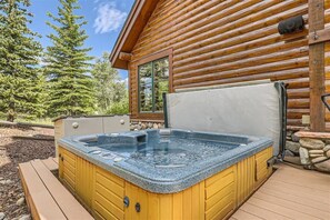 Maison, 4 chambres | Baignoire à remous extérieure