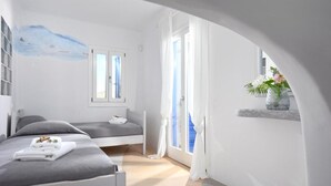 Een moderne slaapkamer met een bed, een klein tafeltje en een raam met gordijnen.