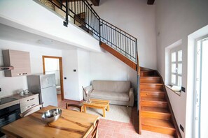 Smart-TV, Kamin, Bücher