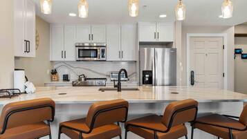 Condo, 3 Bedrooms | Private kitchen
