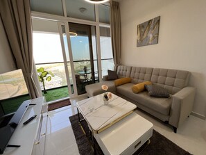 Apartamento clássico | Área de estar | Smart TV 55 polegadas com canais a cabo, TV