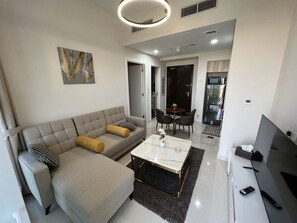 Leilighet – classic | Oppholdsområde | En 55-tommers smart-TV med kabel-kanaler samt TV