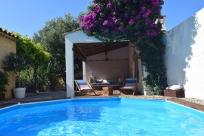 A swimming pool with lounge chairs and a covered seating area. - Maison Caractère Calme, Proche mer (Châteauneuf-les-Martigues)