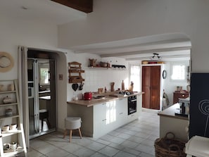 Microwave, oven, dishwasher, coffee/tea maker