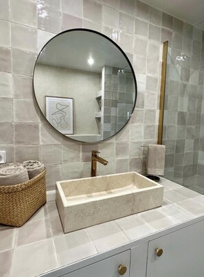 シャワー、ヘアドライヤー、ビデ、タオル